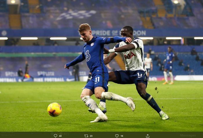 Timo Werner berebut bola dengan Moussa Sissoko.