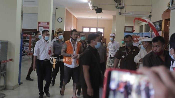 Drummer SID, I Gede Ary Astina alias Jerix tiba di Lapas Kerobokan, Denpasar, Senin (30/11/2020). Jerinx dijatuhi vonis 1 tahun 2 bulan penjara oleh majelis hakim PN Denpasar dipindahkan dari Rutan Polda ke Lapas Kerobokan. 