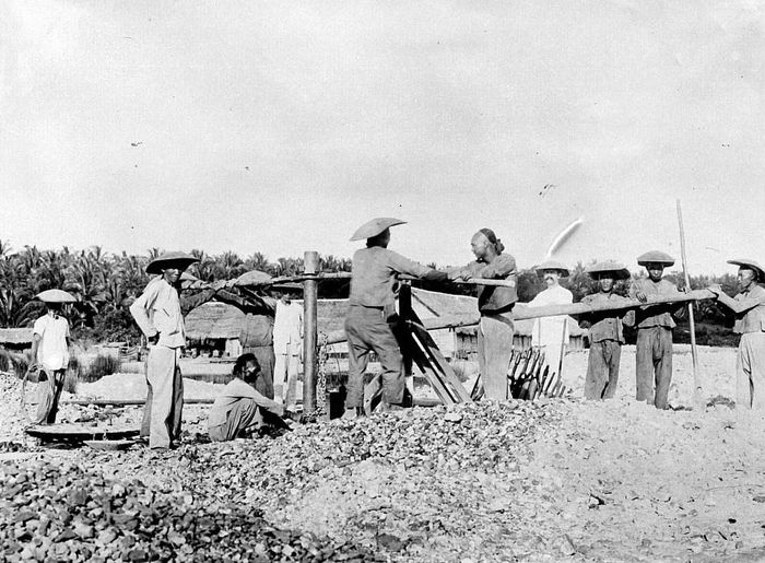 Survei tanah dengan bor di Bangka tahun 1906. Terlihat kuli Tionghoa dengan gaya rambut yang khas. Botak di depan dan kuncir di belakang. Kuncir akan dipotong setelah ia menyatu dengan kebudayaan melayu dan memeluk agama Islam.