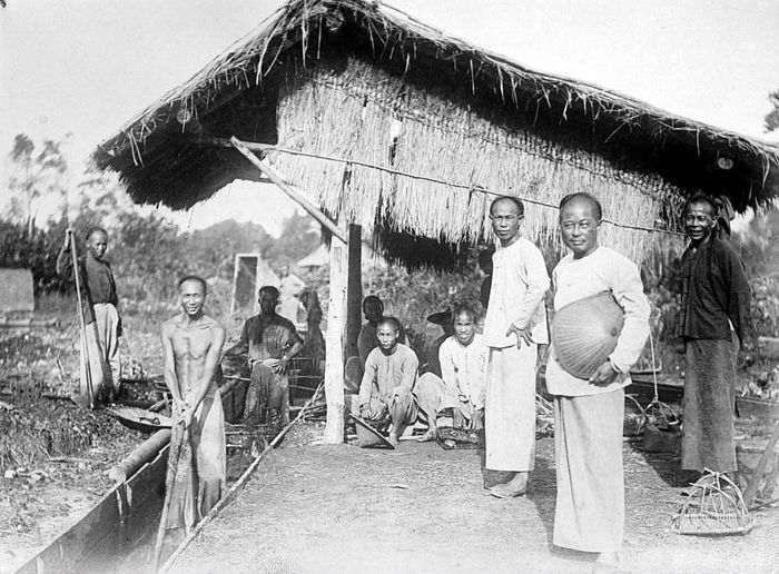 Kuli-Kuli Bangka keturunan Tionghoa di cucian bijih hancur pada tahun 1890.