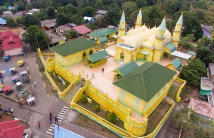 Masjid Raya Sultan Riau, dibangun oleh Sultan Mahmud pada 1803.