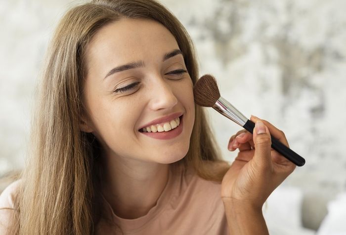 Ilustrasi menggunakan brush make up