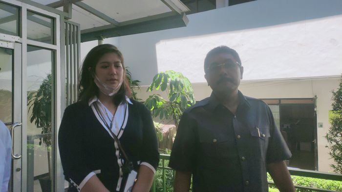Maharani Annisa anak ketiga Tio Pakusadewo dan pengacara Tio Pakusadewo, Dr. Santrawan di Pengadilan Negeri Jakarta Selatan, Selasa (1/12/2020).