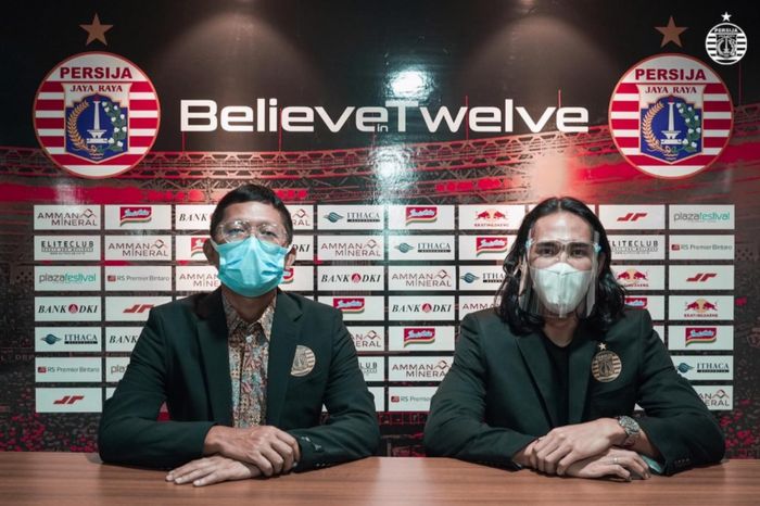 Ryuji Utomo dan Presiden Persija Jakarta, Mohamad Prapanca, saat meresmikan kepindahan ke Penang FC (1/12/2020).