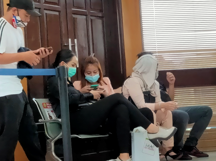 Kalin Ocktaranny beserta adik dan ibunda Vicky datang untuk beri dukungan pada Vicky Prasetyo di persidangan di Pengadilan Negeri Jakarta Selatan, Rabu (2/12/2020).