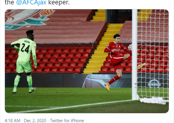 Gelandang Liverpool, Curtis Jones (kanan) memanfaatkan blunder yang dibuat oleh kiper Ajax Amsterdam, Andre Onana, untuk mencetak gol dalam laga matchday 5grup D Liga Champions 2020-2021.