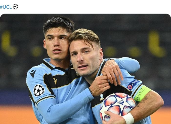 Ciro Immobile mencetak gol untuk menyamakan skor 1-1 dalam laga Liga Champions antara Borussia Dortmund dan Lazio di Stadion Signal Iduna Park.