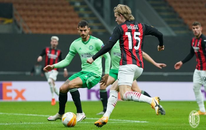 Winger AC Milan, Jens Petter Hauge, mencoba melewati barisan pertahanan Celtic pada matchday kelima Liga Europa, Kamis (3/12/2020) atau Jumat dini hari WIB.