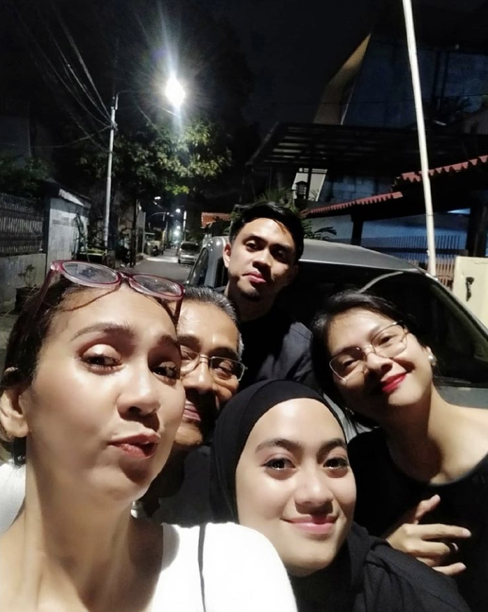 Iyut Bing Slamet (depan) berbagi momen lebaran bersama keluarga.