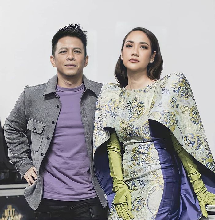 Mendadak dijejali restu dari netizen se-Indonesia,  arti tatapan mata BCL ke Ariel NOAH saat nyanyi bareng di atas panggung dibongkar pakar mikro ekspresi, bunga dianggap begini.