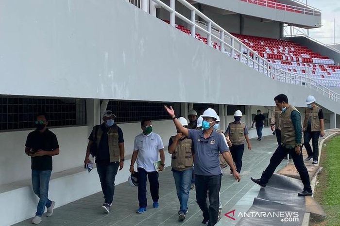 Tim inspeksi PSSI Pusat jelang Piala Dunia U-20 pada Mei 2021 meninjau Stadion Gelora Sriwijaya Jakabaring, Palembang, Minggu (6/12/2020).