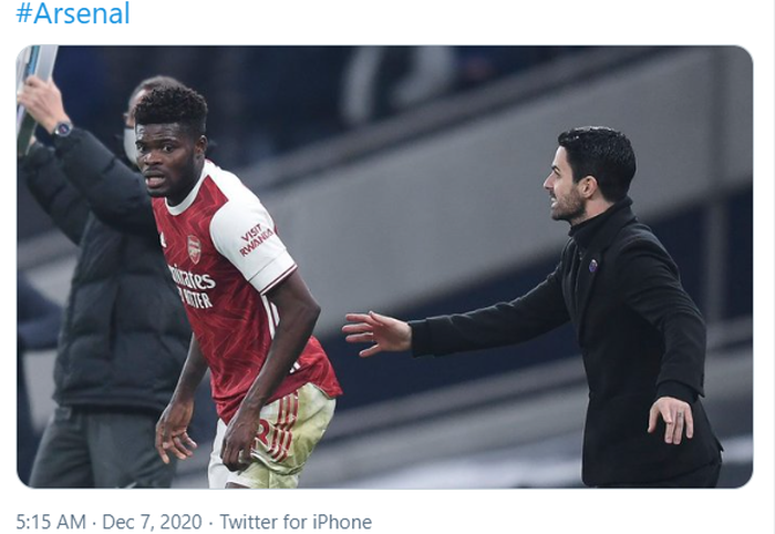 Momen ketika pelatih Arsenal, Mikel Arteta (kanan) memerintahkan Thomas Partey untuk segera masuk lagi ke dalam lapangan dalam pertandingan melawan Tottenham Hotspur di pekan ke-11 Liga Inggris 2020-2021.