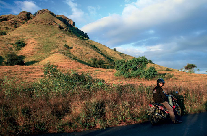 Wajah Riung belum banyak berubah, keasrian masih menjadi teman sejati saat berkunjung ke kawasan ini. Bukit Roa, satu area perbukitan fotogenik di pelintasan Riung-Mbay. Siapa pun yang melintasi jalan disini akan tergoda untuk berhenti dan mengabadikan kenangan dalam bingkai foto.