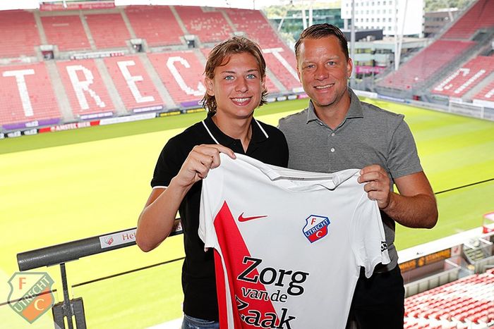 Penyerang Jong FC Utrecht, Tommy van Butselaar, saat menandatangani kontrak.