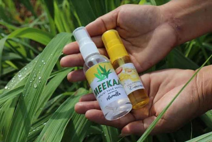 Produk penyanitasi tangan buah tangan warga Desa Pakning Asal diberi merek Meekkaar