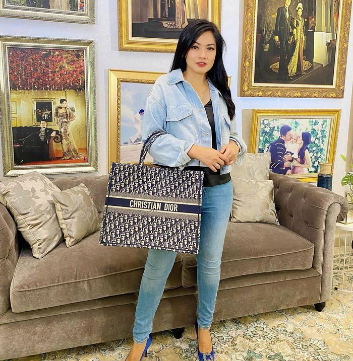 Titi Kamal menggunakan jeans on jeans