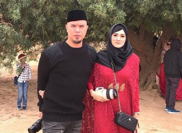 Kini duduk manis di istana megah milik Ahmad Dhani, sikap Mulan Jameela pada ART hingga supirnya dibongkar habis-habisan oleh sang tetangga, mantan rekan duet Maia Estianty kepergok lakukan ini.