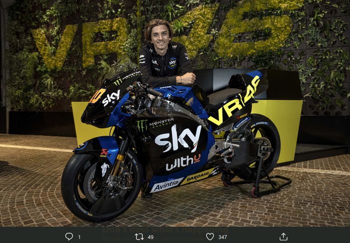 Luca Marini berpose bersama motor Ducati Desmosedici yang akan dikendarainya pada MotoGP 2021.