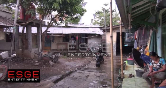 Jalan depan rumah kontrakan Dimas 