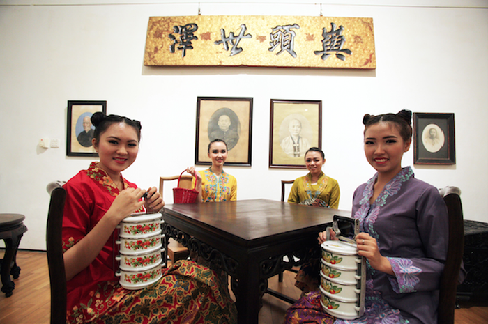 Perempuan-perempuan Tionghoa berkebaya encim dengan dandanan tempo dulu. Mereka tampil dalam salah satu rangkaian acara pameran dan diskusi buku Peranakan Tionghoa Indonesia di Kota Lama Semarang.