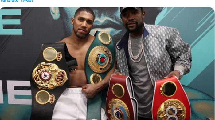 Legenda tinju dunia, Floyd Mayweather Jr (kanan), hadir dalam pertandingan Anthony Joshua (kiri) vs Kubrat Pulev di SSE Arena, Wembley, Inggris, Minggu (13/12/2020) WIB.