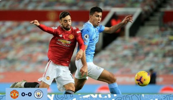 Gelandang Manchester United, Bruno Fernandes, berduel dengan gelandang Manchester City, Rodri, dalam laga Liga Inggris di Stadion Old Trafford, Sabtu (12/12/2020).