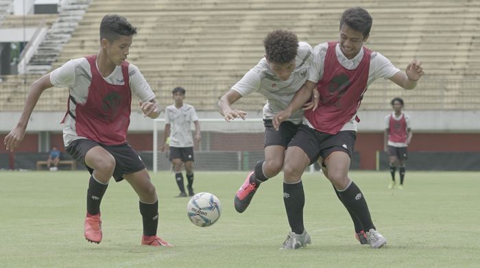 Para pemain timnas U-16 Indonesia saat mengikuti gim internal di Stadion Maguwoharjo, Sleman, Yogyakarta, Sabtu (12/12/2020).