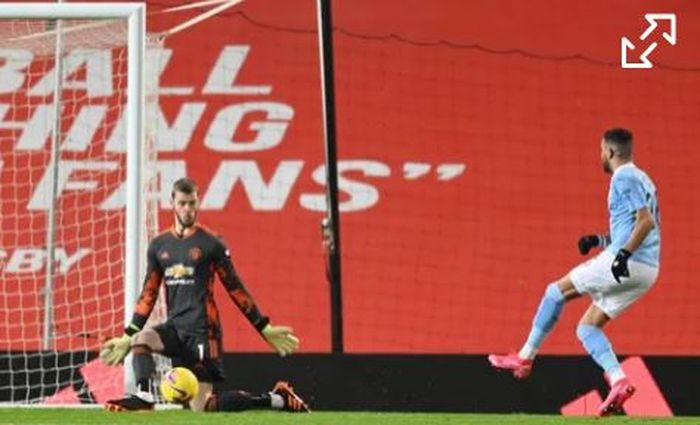 Kiper Manchester United, David de Gea, menepis tendangan penyerang Manchester City, Riyad Mahrez, dalam laga Liga Inggris di Stadion Old Trafford, Sabtu (12/12/2020).