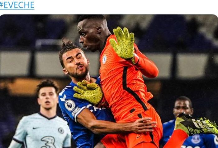 Kiper Chelsea, Edouard Mendy, menabrak striker Everton, Dominic Calvert-Lewin, dalam laga Liga Inggris di Stadion Goodison Park, Sabtu (12/12/2020).