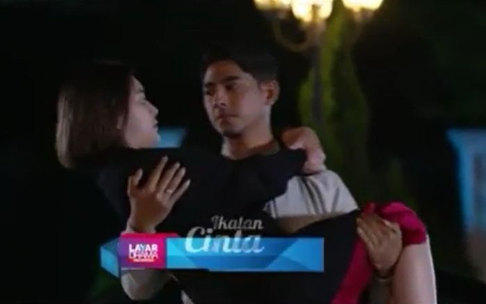 Salah satu adegan gendong Amanda Manopo dan Arya Saloka di sinetron Ikatan Cinta