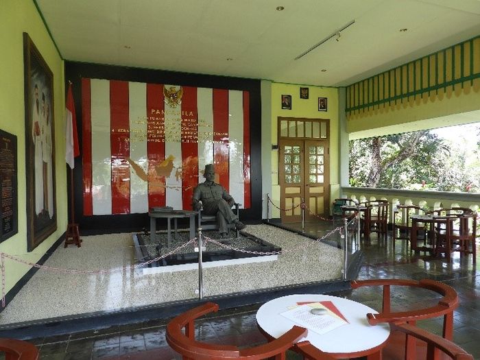 Serambi Soekarno yang terletak di Gedung Provinsial SVD, Ende, Kabupaten Ende, diresmikan pada Januari 2019 sebagai upaya napak tilas kehidupan Bung Karno saat pengasingan di kota Ende pada tahun 1938. Keberadaan situs ini juga bisa menjadi pilihan wisata minat khusus akan sejarah.