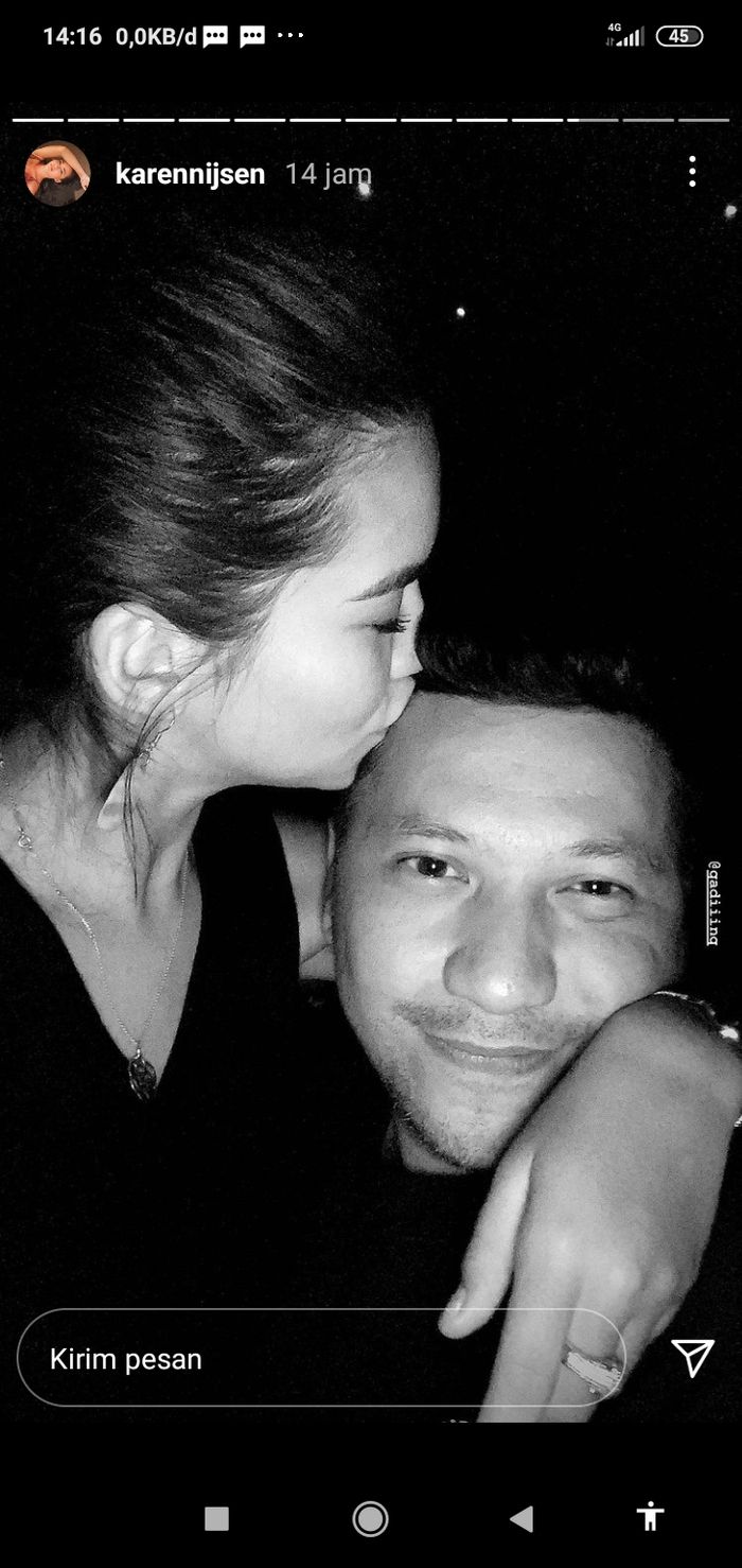 Karen Nijsen tampak mencium kening Gading Marten.