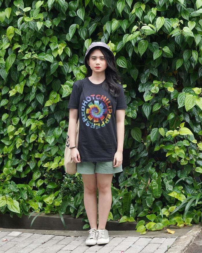 Tissa Biani yang tampil imut dengan celana pendek