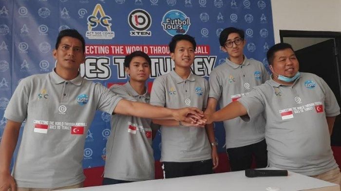 Suasana konfrensi ketiga pemain Indonesia yang akan menimba ilmu di Turki.