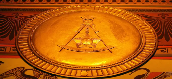 Simbol kotak dan kompas Masonik terlihat di dinding lantai utama di markas Scottish Rite of Freemasonry, Washington, D.C.