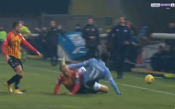 Gelandang Benevento, Pasquale Schiattarella, menekel gelandang Lazio, Joaquin Correa, dalam laga Liga Italia di Stadion Ciro Vigorito, Selasa (15/12/2020).