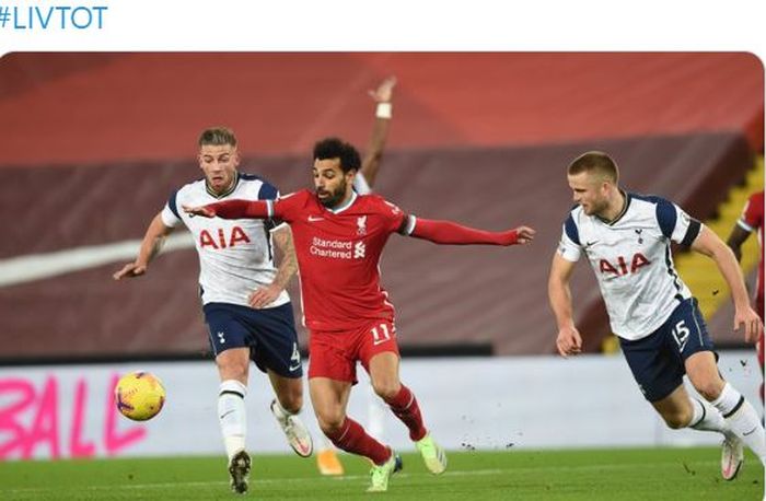 Striker Liverpool, Mohamed Salah, beraksi dalam laga Liga Inggris kontra Tottenham Hotspur di Stadion Anfield, Rabu (16/12/2020).