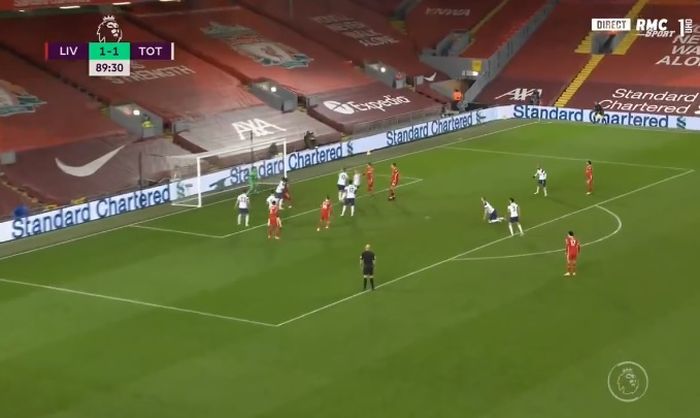 Striker Liverpool, Roberto Firmino, mencetak gol sundulan dalam laga Liga Inggris kontra Tottenham Hotspur di Stadion Anfield, Rabu (16/12/2020).