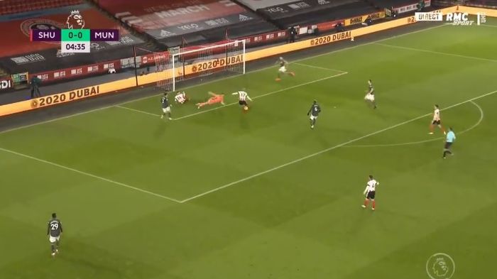 Kiper Manchester United, Dean Henderson, melakukan blunder dalam laga Liga Inggris kontra Sheffield United di Stadion Bramall Lane, Kamis (17/12/2020).