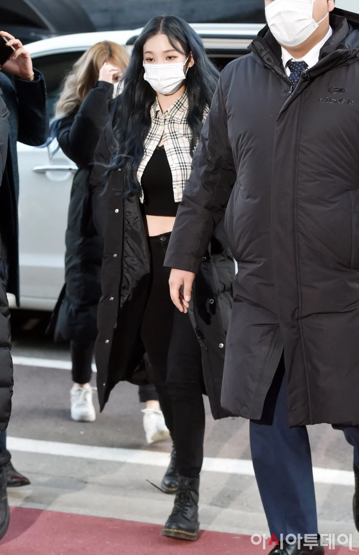 Karina aespa dengan pakaian tebal di musim dingin.