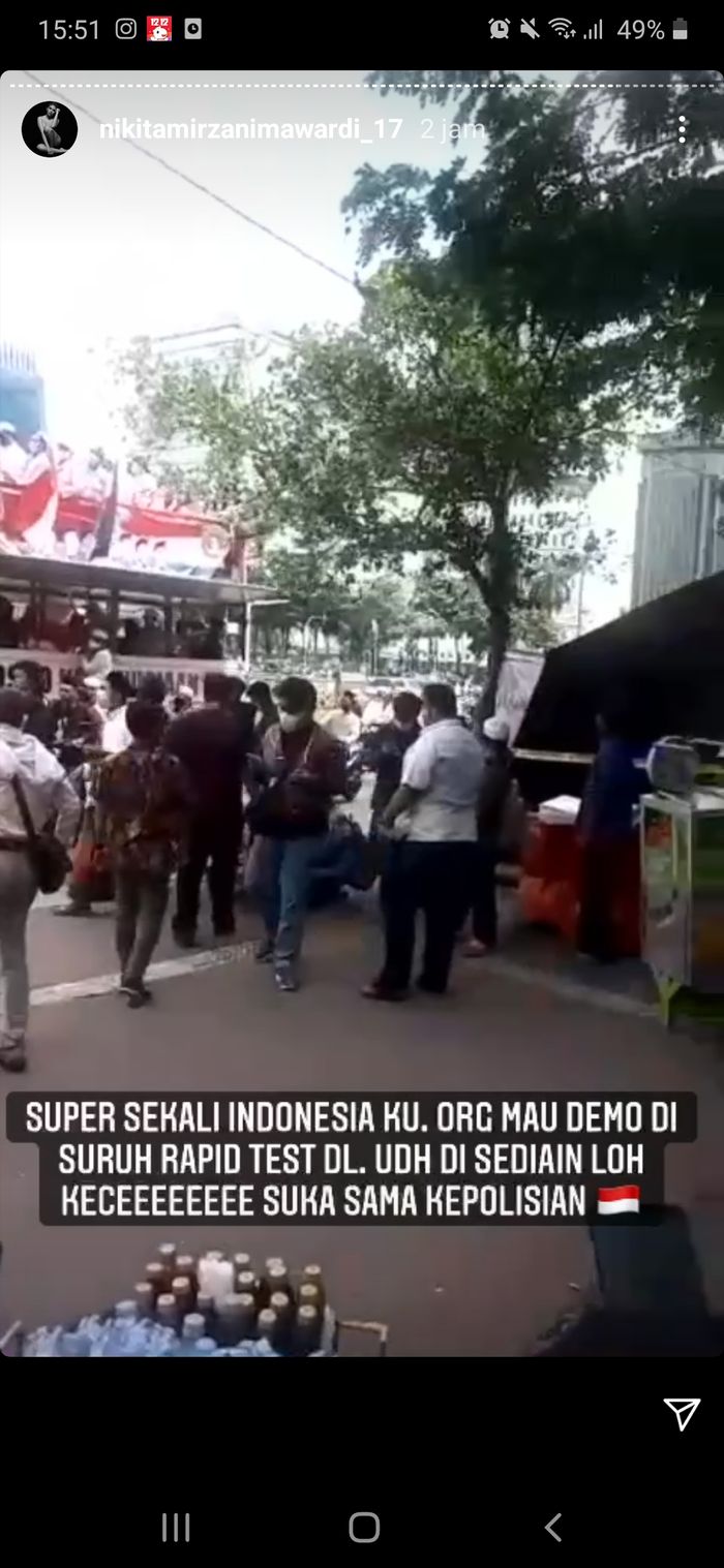 Nikita mengunggah video suasana demo yang ada di beberapa daerah di Jakarta.