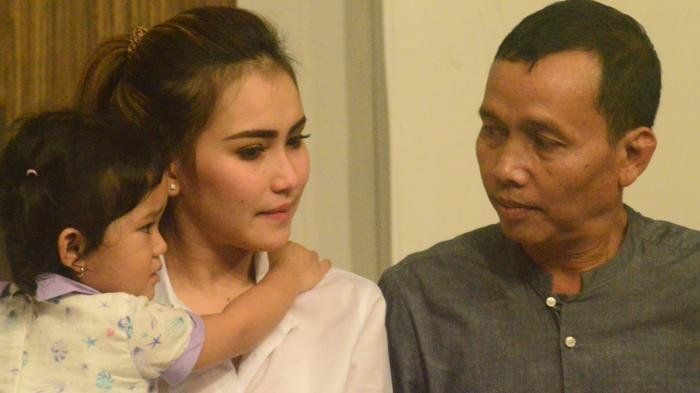 Uang taspennya sampai tembus ratusan juta, ayah Ayu Ting Ting ngaku sengaja tak ambil gaji PNS usai anaknya jadi biduan ngetop di ibu kota, kok bisa ? 