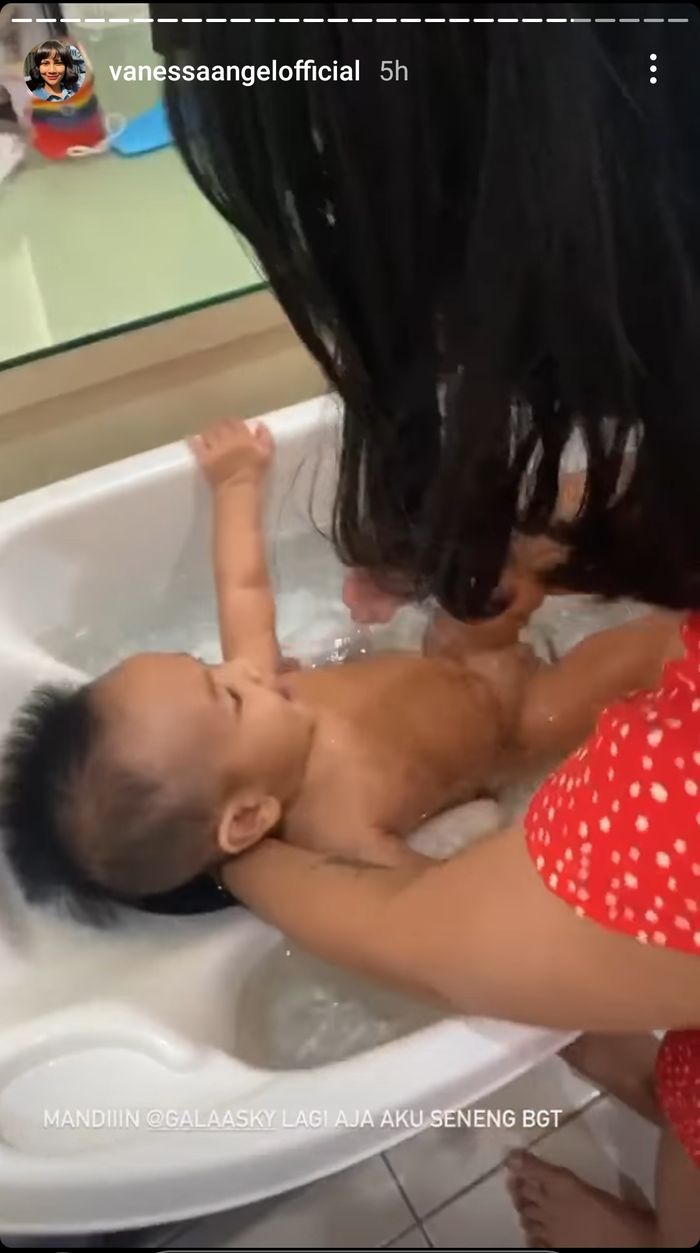 Vanessa Angel tak kuasa menahan rasa rindunya pada sang anak, Gala Sky, setelah sebulan mendekam di Lapas Pondok Bambu.