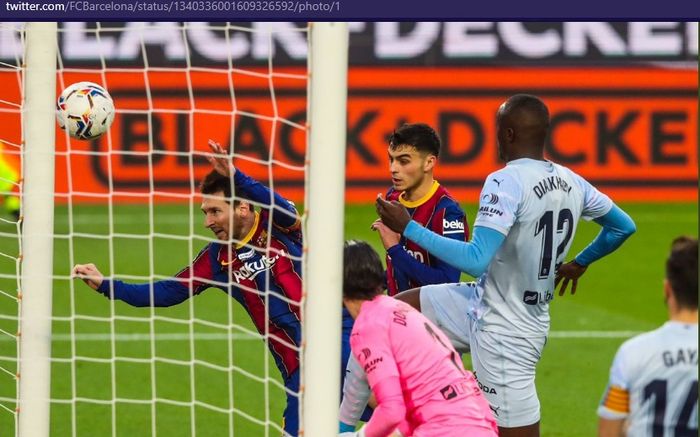 Megabintang Barcelona, Lionel Messi, mencetak gol ke gawang Valencia dalam laga pekan ke-14 Liga Spanyol di Stadion Camp Nou, Sabtu (19/12/2020).