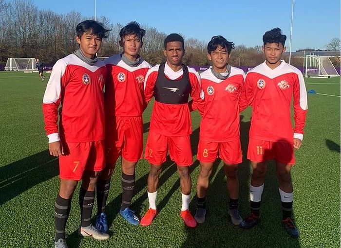 Para pemain Garuda Select Jilid 3 menjalani latihan perdana di Inggris.