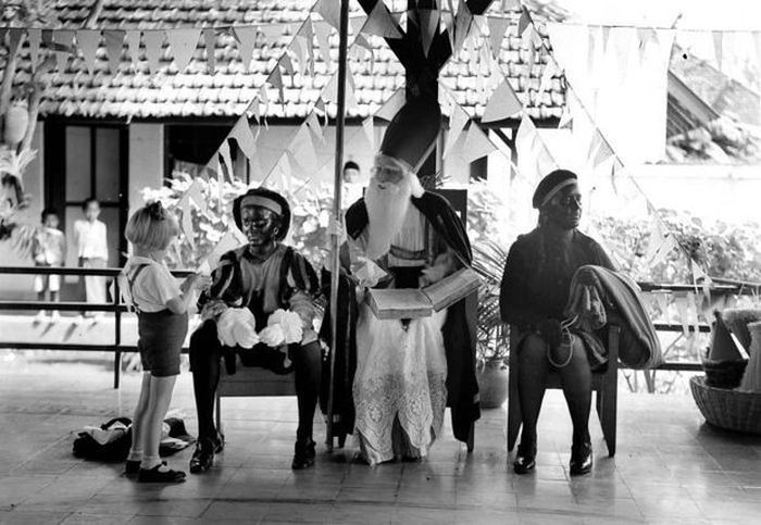 Sinterklas dan Pete hitam di Sekolah Montessori Malang, Jawa Timur, 1935.