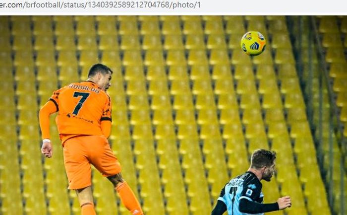 Megabintang Juventus, Cristiano Ronaldo, mencetak gol sundulan dalam laga Liga Italia melawan Parma di Stadion Ennio Tardini, Sabtu (19/12/2020).