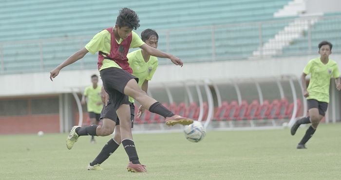 Para pemain timnas U-16 Indonesia bermain dalam gim internal di Stadion Maguwoharjo, Yogyakarta, Sabtu (19/12/2020).