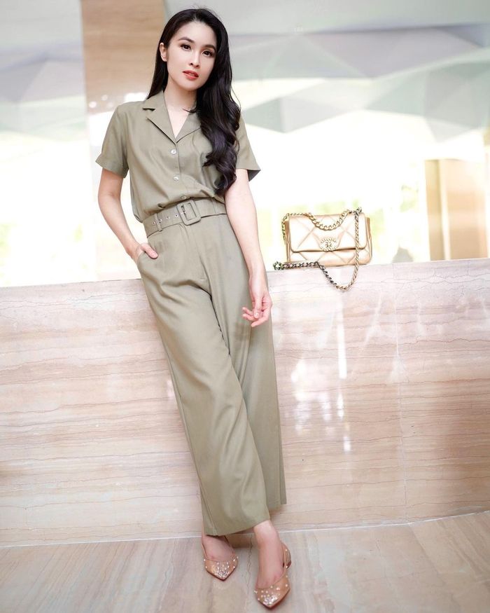 Gaya fashion Sandra Dewi