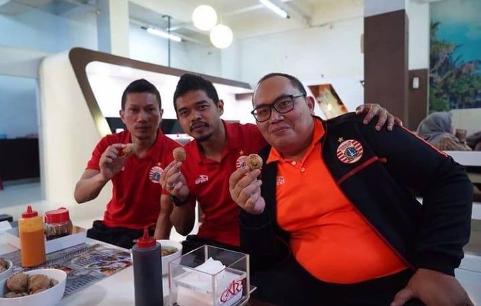 Media Officer Persija Jakarta, Dwi Putra, bersama Bambang Pamungkas dan Ismed Sofyan